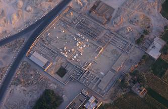 Luftbild vom Totentempel des Merenptah