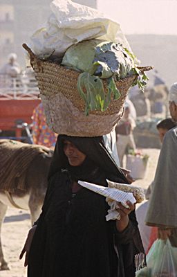 Frau im Souk von Luxor
