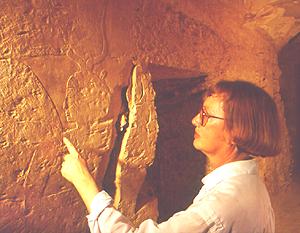 Susan untersucht die Inschriften in KV 5