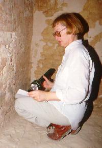 Susan beim Dokumentieren von Wandreliefen in Kammer 2