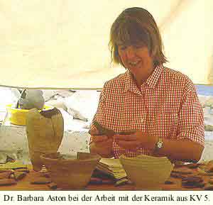 Dr. Barbara Aston mit Keramik